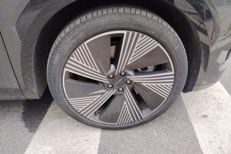 Used Lynk & Co 08 EM-P 2023 220km All-Wheel-Drive Performance Halo Right Front Wheel Hub