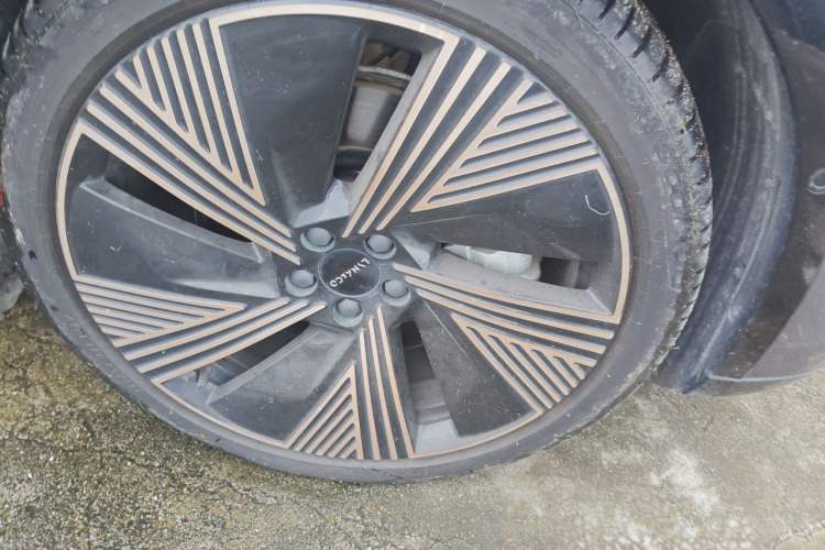 Used Lynk & Co 08 EM-P 2023 220km All-Wheel-Drive Performance Halo Right Front Wheel Hub