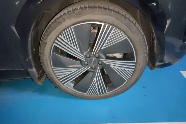 Used Lynk & Co 08 EM-P 2023 220km All-Wheel-Drive Performance Halo Right Front Wheel Hub