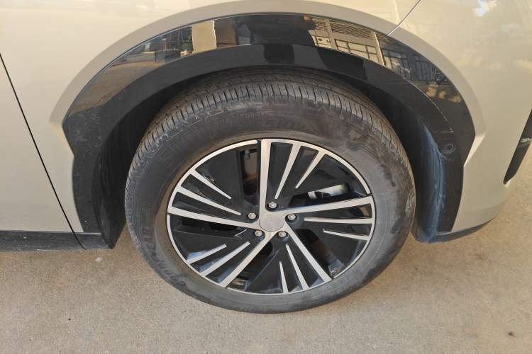 Used Lynk & Co 08 EM-P 2023 220km All-Wheel-Drive Performance Halo Right Front Wheel Hub