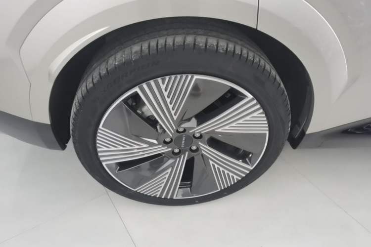 Used Lynk & Co 08 EM-P 2023 120km Long-Range Halo Right Rear Wheel Hub