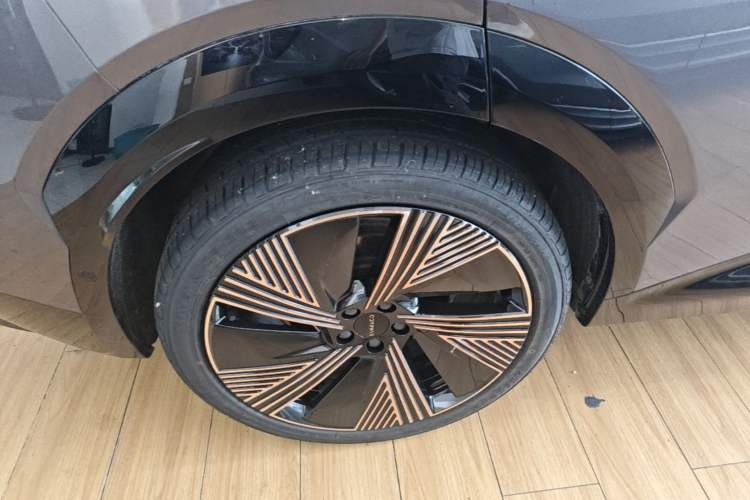 Used Lynk & Co 08 EM-P 2023 220km All-Wheel-Drive Performance Halo Right Rear Wheel Hub