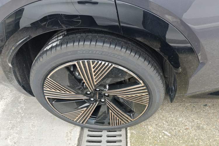Used Lynk & Co 08 EM-P 2023 220 km Limited-Time Edition Right Rear Wheel Hub