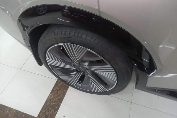 Used Lynk & Co 08 EM-P 2023 220km All-Wheel-Drive Performance Halo Right Rear Wheel Hub