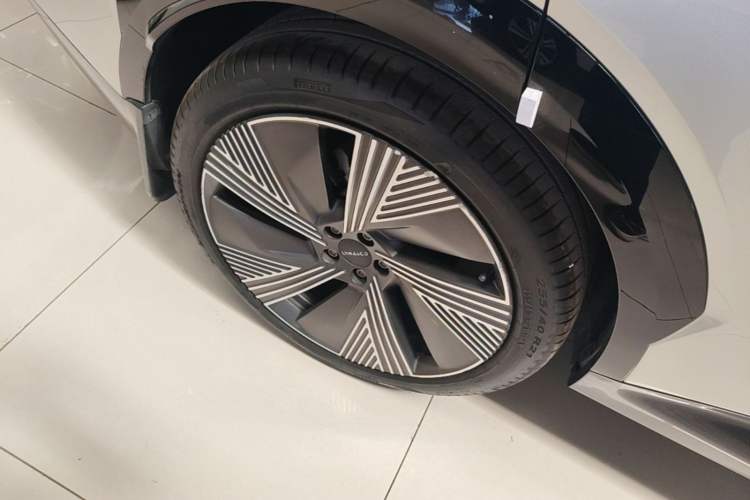 Used Lynk & Co 08 EM-P 2023 120km Long-Range Halo Right Rear Wheel Hub