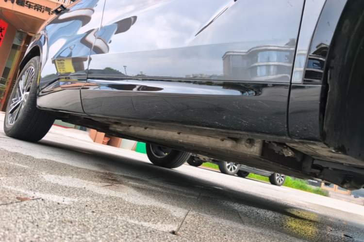 Used Lynk & Co 08 EM-P 2023 220km All-Wheel-Drive Performance Halo Right Side Sill