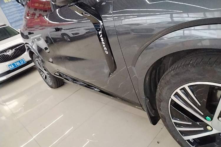 Used Lynk & Co 08 EM-P 2023 120km Long-Range Pro Right Side Sill