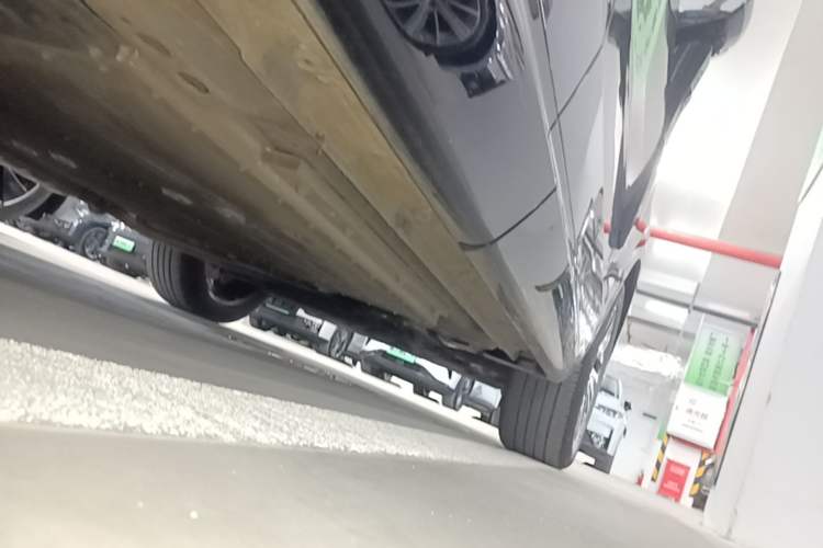 Used Lynk & Co 08 EM-P 2023 120km Long-Range Halo Right Side Sill