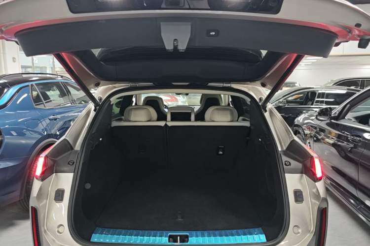 Used Lynk & Co 08 EM-P 2023 245km Ultra-Long Range Halo Trunk