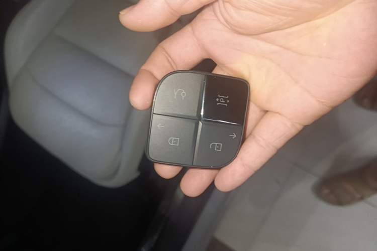 Used Lynk & Co 08 EM-P 2023 220km All-Wheel-Drive Performance Halo Vehicle Key