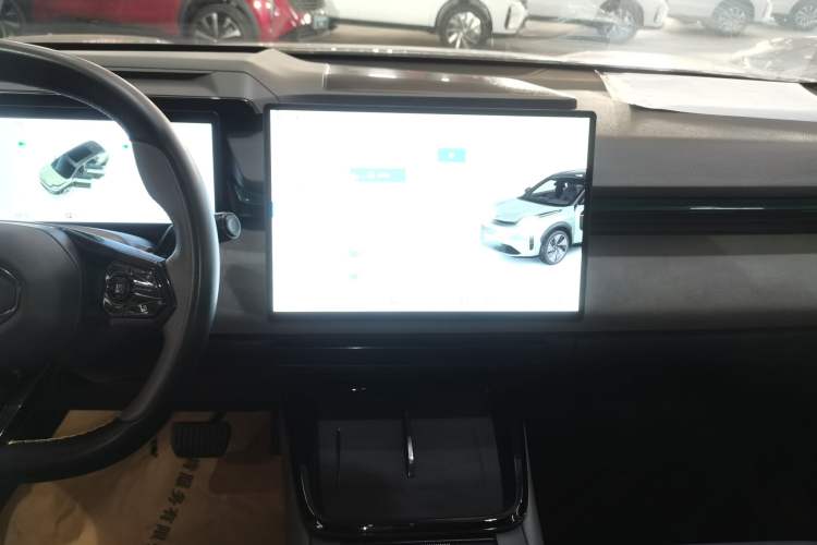 Used Lynk & Co 08 EM-P 2023 220km All-Wheel-Drive Performance Halo Audio And AC Panel