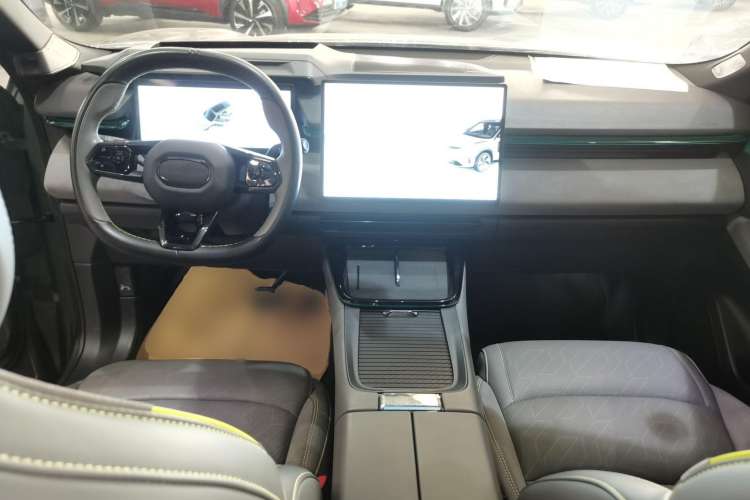 Used Lynk & Co 08 EM-P 2023 220km All-Wheel-Drive Performance Halo Center Console