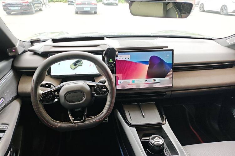 Used Lynk & Co 08 EM-P 2023 220km All-Wheel-Drive Performance Halo Center Console