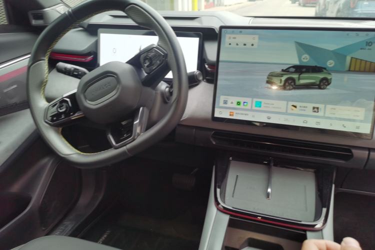 Used Lynk & Co 08 EM-P 2023 220km All-Wheel-Drive Performance Halo Center Console