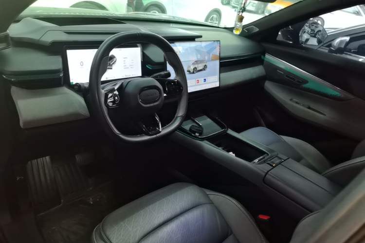 Used Lynk & Co 08 EM-P 2023 220km All-Wheel-Drive Performance Halo Center Console