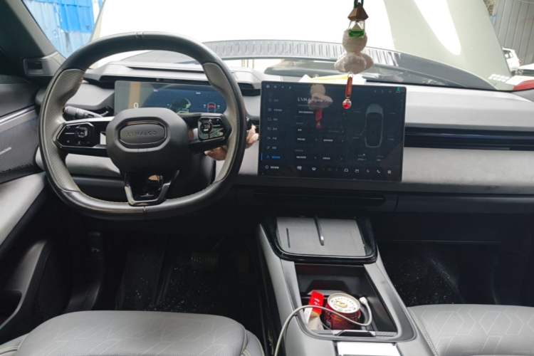 Used Lynk & Co 08 EM-P 2023 220km All-Wheel-Drive Performance Halo Center Console