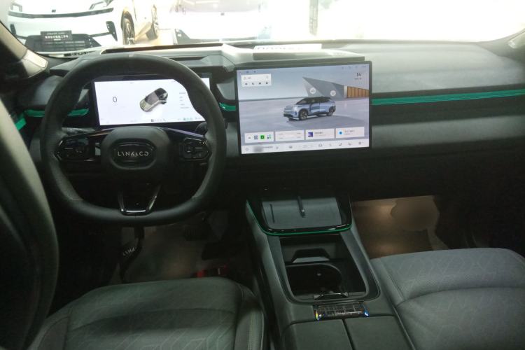 Used Lynk & Co 08 EM-P 2023 220km All-Wheel-Drive Performance Halo Center Console