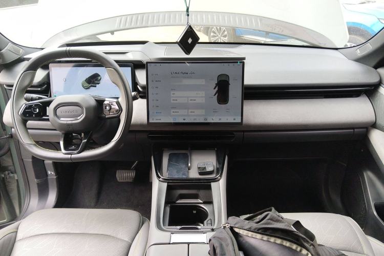 Used Lynk & Co 08 EM-P 2023 220km All-Wheel-Drive Performance Halo Center Console