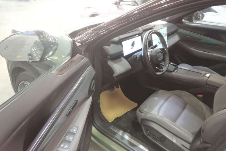 Used Lynk & Co 08 EM-P 2023 220km All-Wheel-Drive Performance Halo Driver Seat