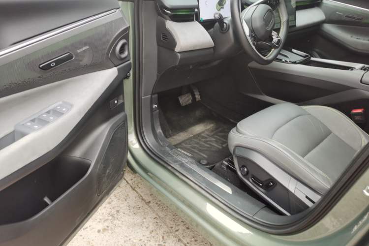 Used Lynk & Co 08 EM-P 2023 220km All-Wheel-Drive Performance Halo Driver Seat