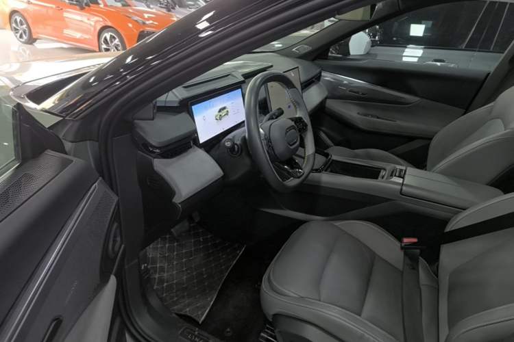 Used Lynk & Co 08 EM-P 2023 220km All-Wheel-Drive Performance Halo Driver Seat