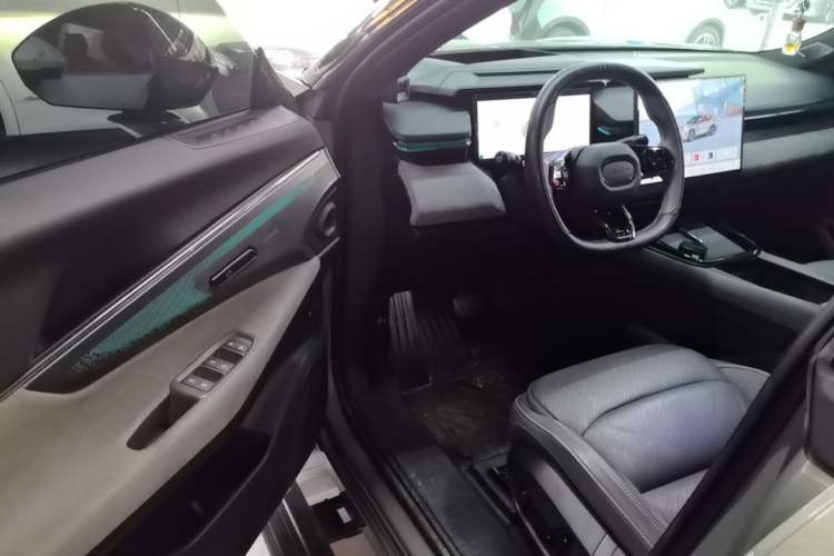 Used Lynk & Co 08 EM-P 2023 220km All-Wheel-Drive Performance Halo Driver Seat
