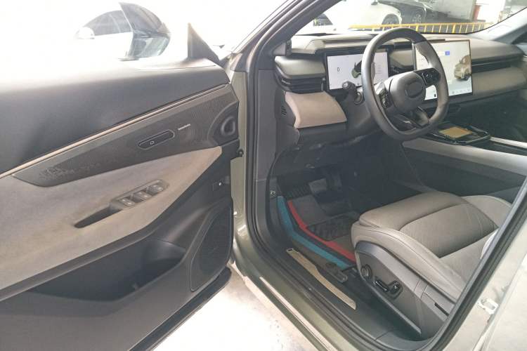 Used Lynk & Co 08 EM-P 2023 220km All-Wheel-Drive Performance Halo Driver Seat