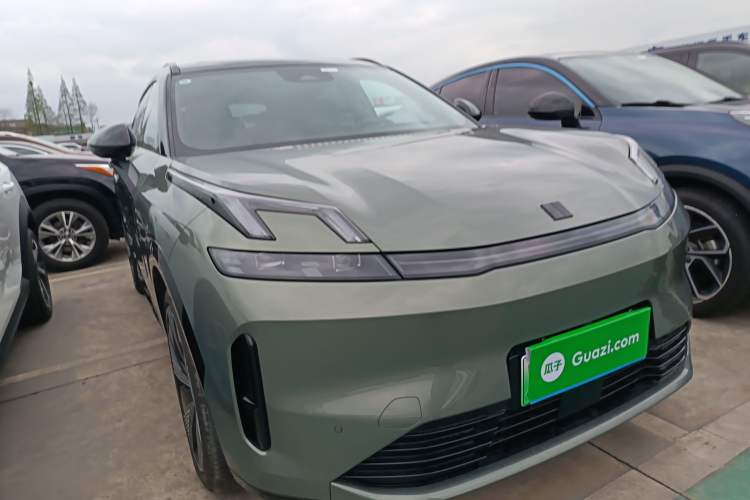 Used Lynk & Co 08 EM-P 2023 220km All-Wheel-Drive Performance Halo Front Right 45 Deg