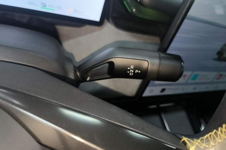 Used Lynk & Co 08 EM-P 2023 220km All-Wheel-Drive Performance Halo Gear Lever
