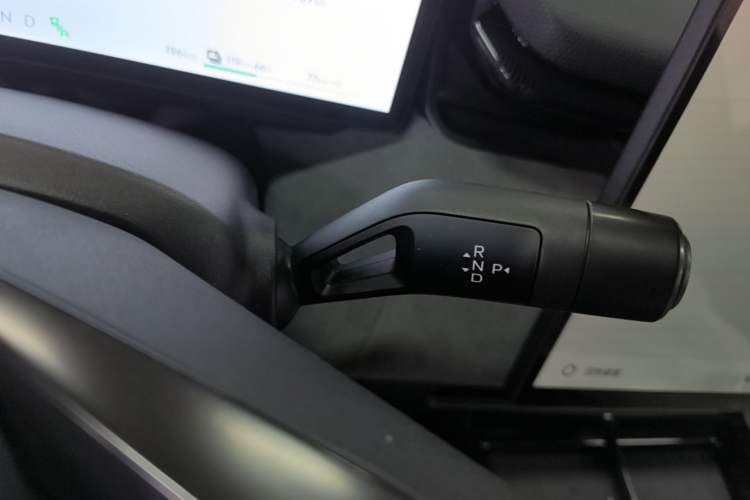 Used Lynk & Co 08 EM-P 2023 220km All-Wheel-Drive Performance Halo Gear Lever