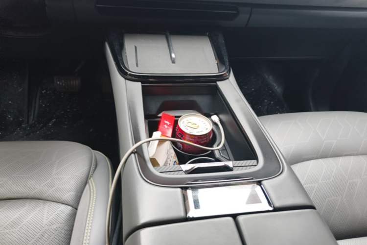 Used Lynk & Co 08 EM-P 2023 220km All-Wheel-Drive Performance Halo Gear Lever