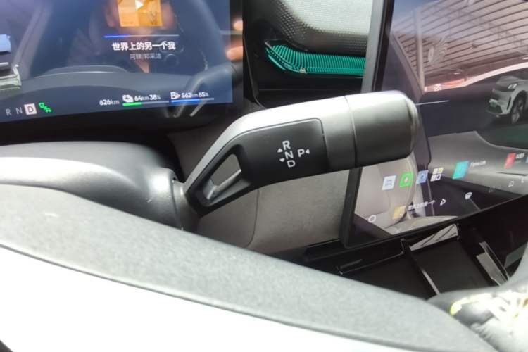 Used Lynk & Co 08 EM-P 2023 220km All-Wheel-Drive Performance Halo Gear Lever