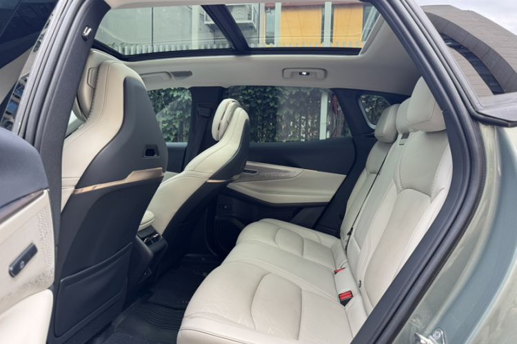 Used Lynk & Co 08 EM-P 2023 220km All-Wheel-Drive Performance Halo Interior 11