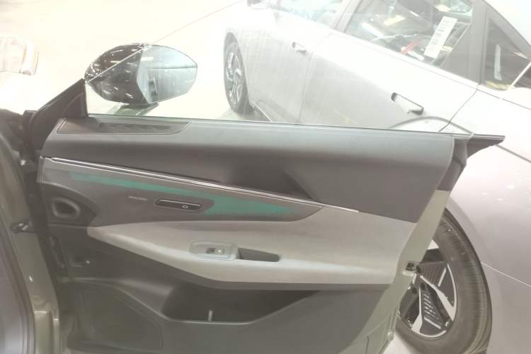 Used Lynk & Co 08 EM-P 2023 220km All-Wheel-Drive Performance Halo Interior 2