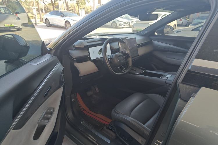 Used Lynk & Co 08 EM-P 2023 220km All-Wheel-Drive Performance Halo Interior 2