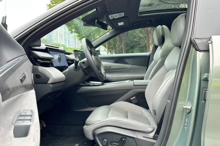 Used Lynk & Co 08 EM-P 2023 220km All-Wheel-Drive Performance Halo Interior 3