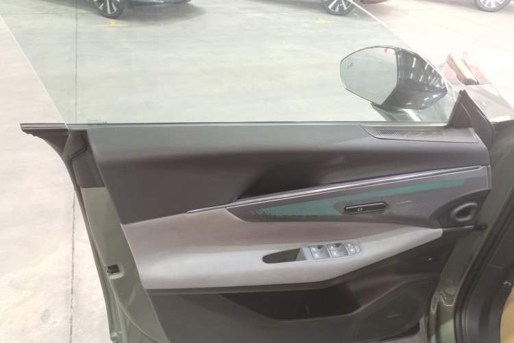 Used Lynk & Co 08 EM-P 2023 220km All-Wheel-Drive Performance Halo Interior 4