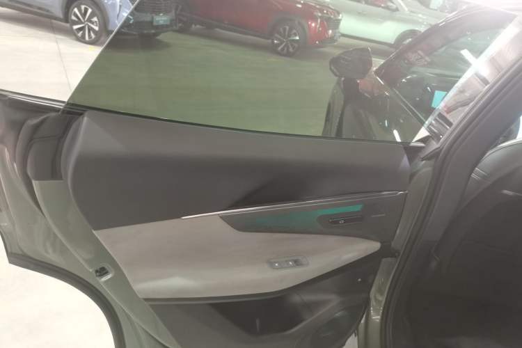 Used Lynk & Co 08 EM-P 2023 220km All-Wheel-Drive Performance Halo Interior 5
