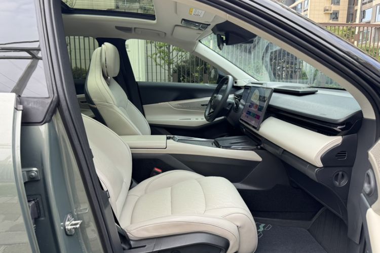 Used Lynk & Co 08 EM-P 2023 220km All-Wheel-Drive Performance Halo Interior 5