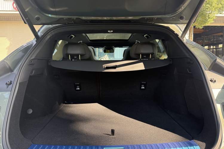 Used Lynk & Co 08 EM-P 2023 220km All-Wheel-Drive Performance Halo Interior 6