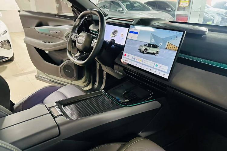 Used Lynk & Co 08 EM-P 2023 245km Ultra-Long Range Halo Interior 9