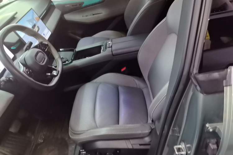 Used Lynk & Co 08 EM-P 2023 220km All-Wheel-Drive Performance Halo Left Front Seat
