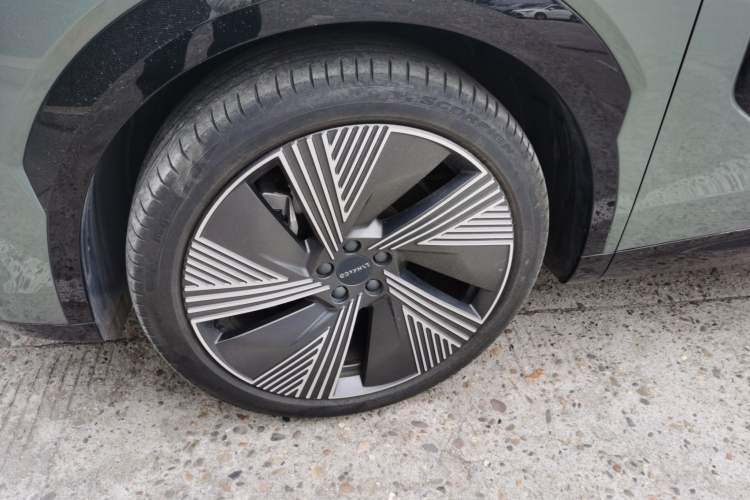 Used Lynk & Co 08 EM-P 2023 220km All-Wheel-Drive Performance Halo Left Front Wheel Hub