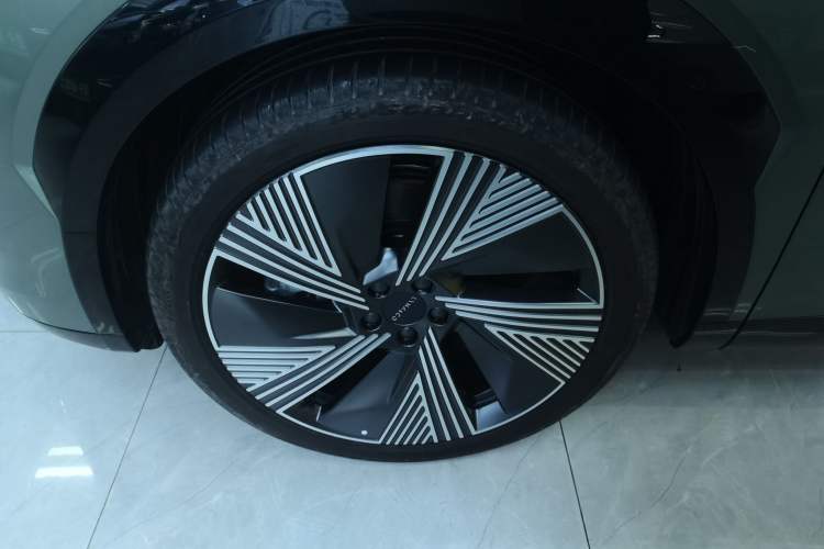 Used Lynk & Co 08 EM-P 2023 220km All-Wheel-Drive Performance Halo Left Front Wheel Hub