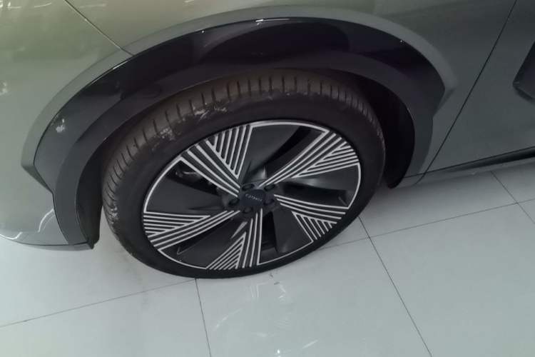 Used Lynk & Co 08 EM-P 2023 220km All-Wheel-Drive Performance Halo Left Front Wheel Hub