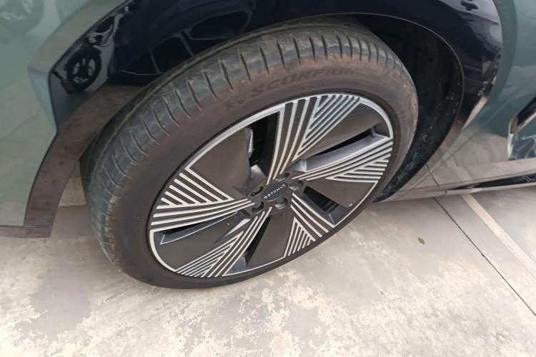 Used Lynk & Co 08 EM-P 2023 220km All-Wheel-Drive Performance Halo Left Front Wheel Hub