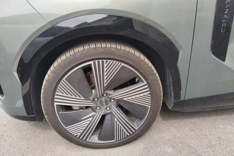 Used Lynk & Co 08 EM-P 2023 220km All-Wheel-Drive Performance Halo Left Front Wheel Hub