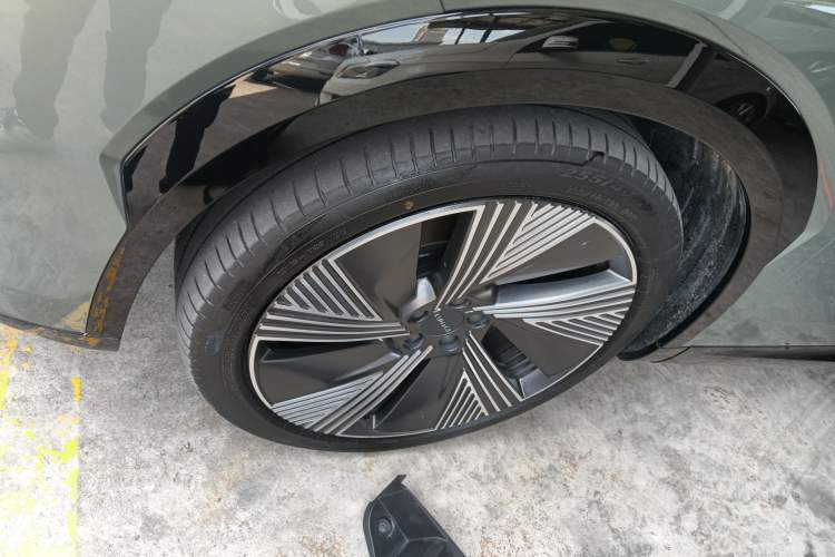 Used Lynk & Co 08 EM-P 2023 220km All-Wheel-Drive Performance Halo Left Front Wheel Hub