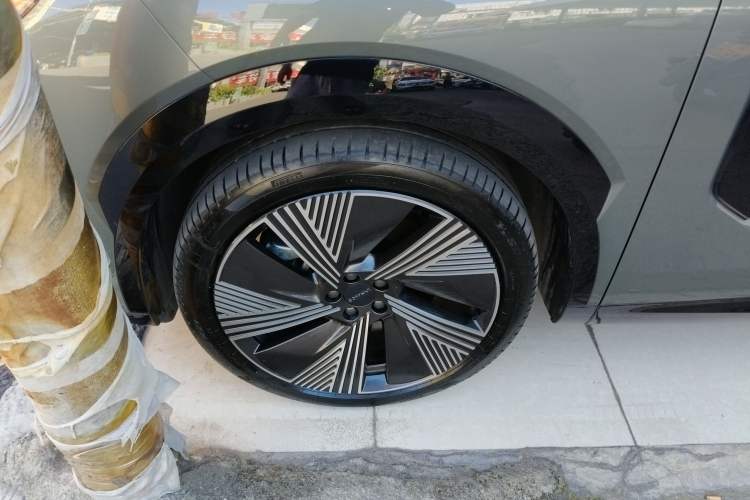 Used Lynk & Co 08 EM-P 2023 220km All-Wheel-Drive Performance Halo Left Front Wheel Hub