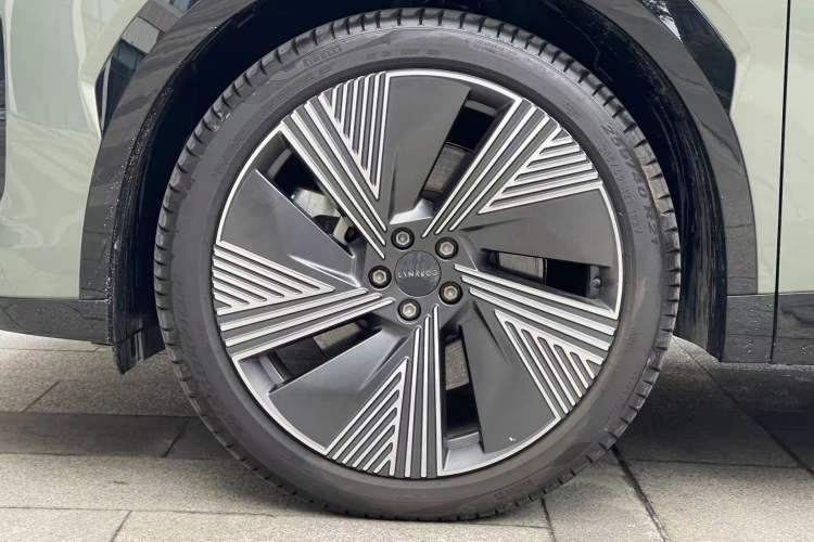 Used Lynk & Co 08 EM-P 2023 220km All-Wheel-Drive Performance Halo Left Front Wheel Hub